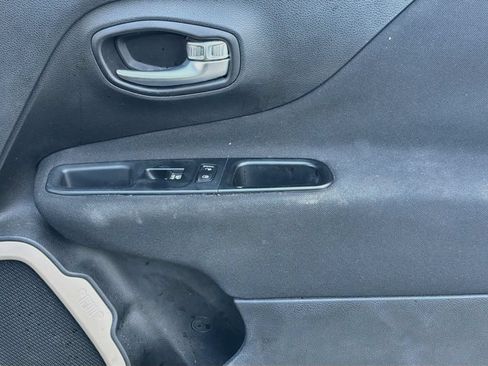 Used 2015 Jeep Renegade Latitude w/ Popular Equipment Group FWD image 17