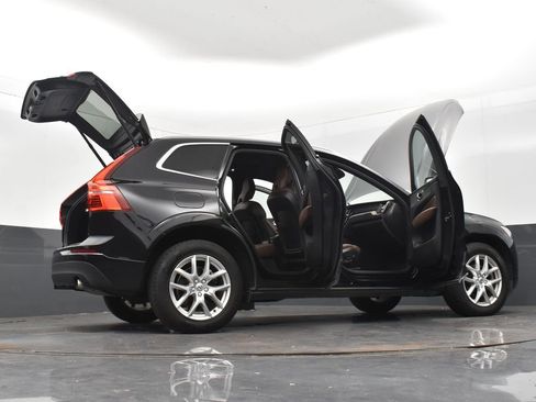 Used 2021 Volvo XC60 T5 Momentum image 33