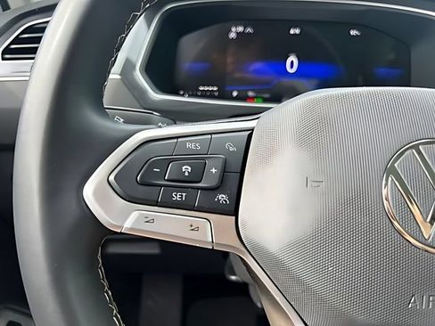Used 2024 Volkswagen Tiguan SE AWD/4WD image 28