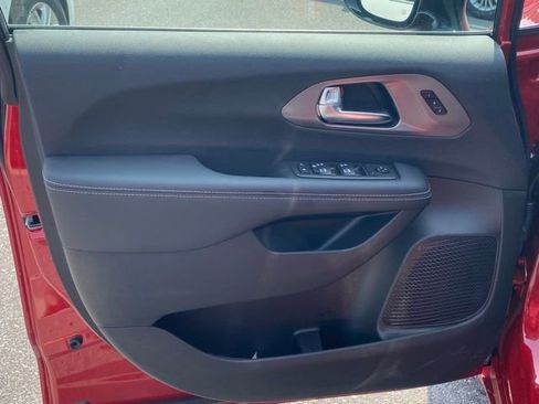 New 2026 Chrysler Pacifica Select image 12