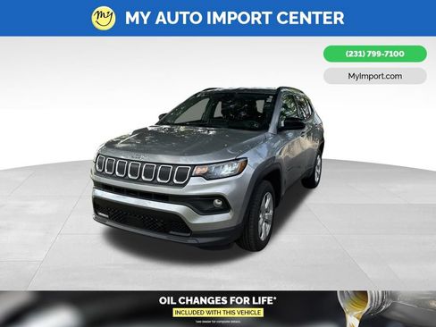 Used 2022 Jeep Compass Latitude w/ Convenience Group AWD/4WD image 3
