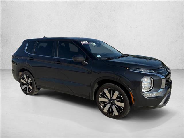 Used 2025 Mitsubishi Outlander SE FWD image 3