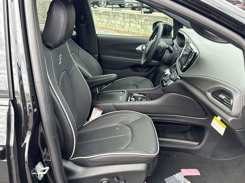 New 2026 Chrysler Pacifica Limited FWD image 20
