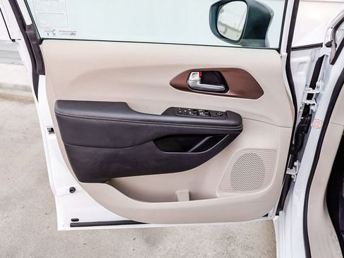 Used 2024 Chrysler Voyager LX image 24