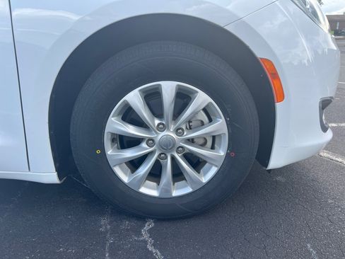 Used 2018 Chrysler Pacifica Touring-L FWD image 29