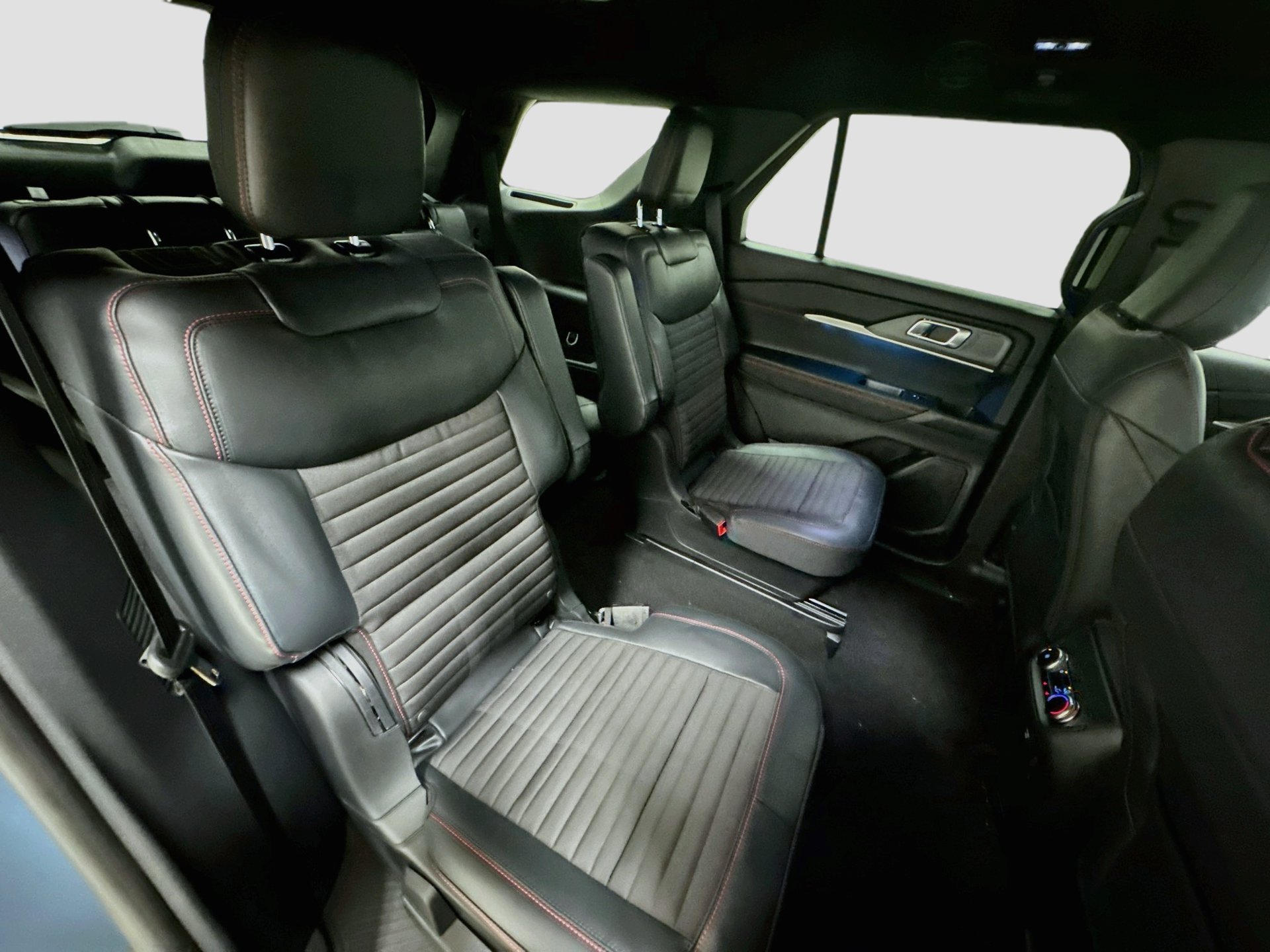 Used 2025 Ford Explorer ST-Line w/ Premium Package RWD image 28