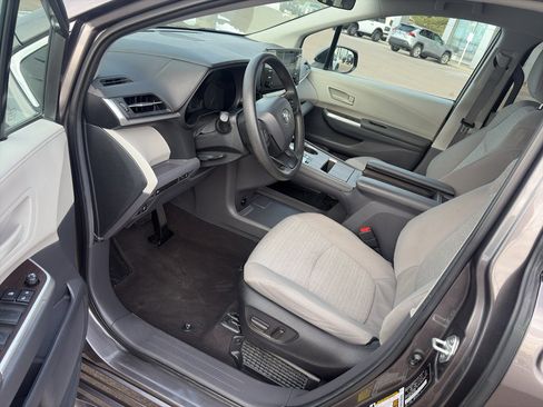 Used 2024 Toyota Sienna LE image 9