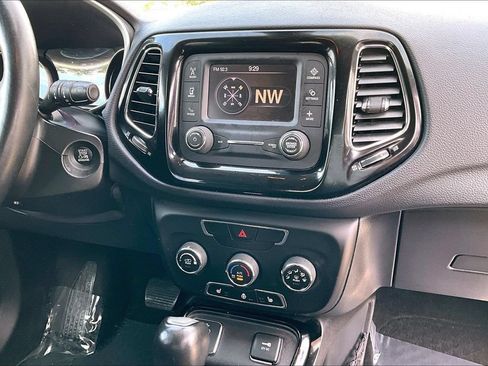 Used 2018 Jeep Compass Latitude FWD image 30