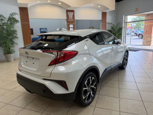 Used 2020 Toyota C-HR XLE FWD image 5