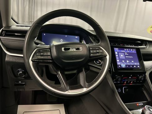 Used 2023 Jeep Grand Cherokee Laredo AWD/4WD image 14