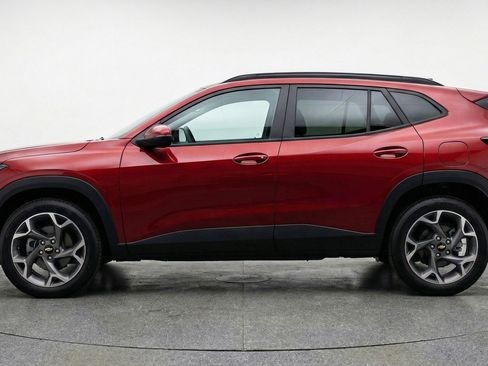 Used 2025 Chevrolet Trax LT FWD image 5