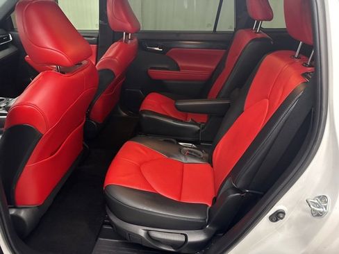 Used 2023 Toyota Highlander XSE image 6