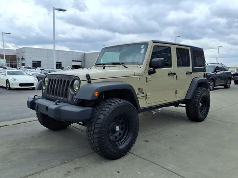 Used 2018 Jeep Wrangler Unlimited Sport w/ Connectivity Group AWD/4WD image 4