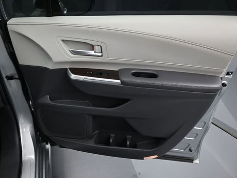 Certified 2021 Toyota Sienna XLE FWD image 35