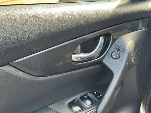 Used 2018 Nissan Rogue SV AWD/4WD image 11