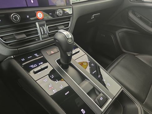 Used 2022 Porsche Macan image 24