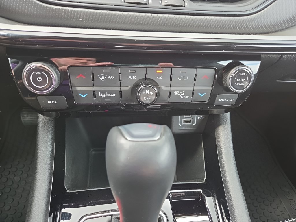 Used 2025 Jeep Compass Trailhawk AWD/4WD image 22