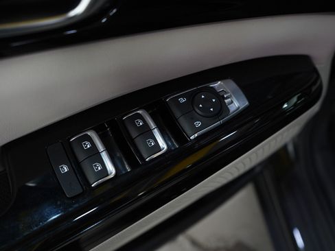 Used 2022 Kia Carnival EX image 23