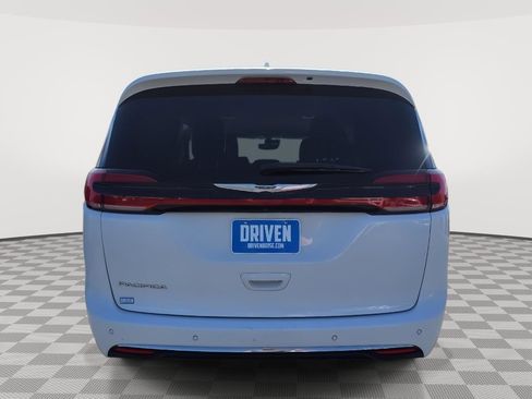 Used 2022 Chrysler Pacifica Touring-L FWD image 5