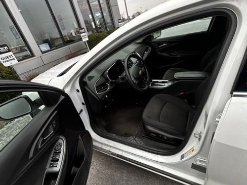 Used 2017 Chevrolet Malibu LT image 4