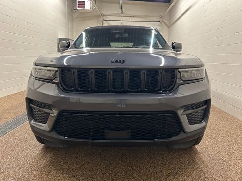 Used 2023 Jeep Grand Cherokee Altitude image 6