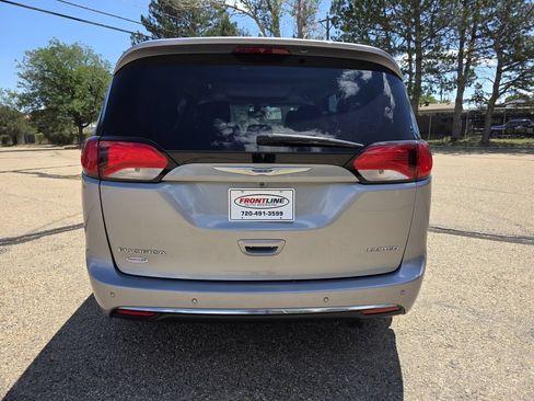 Used 2018 Chrysler Pacifica Limited FWD image 5