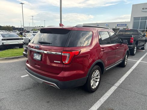 Used 2016 Ford Explorer XLT w/ Equipment Group 202A FWD image 3