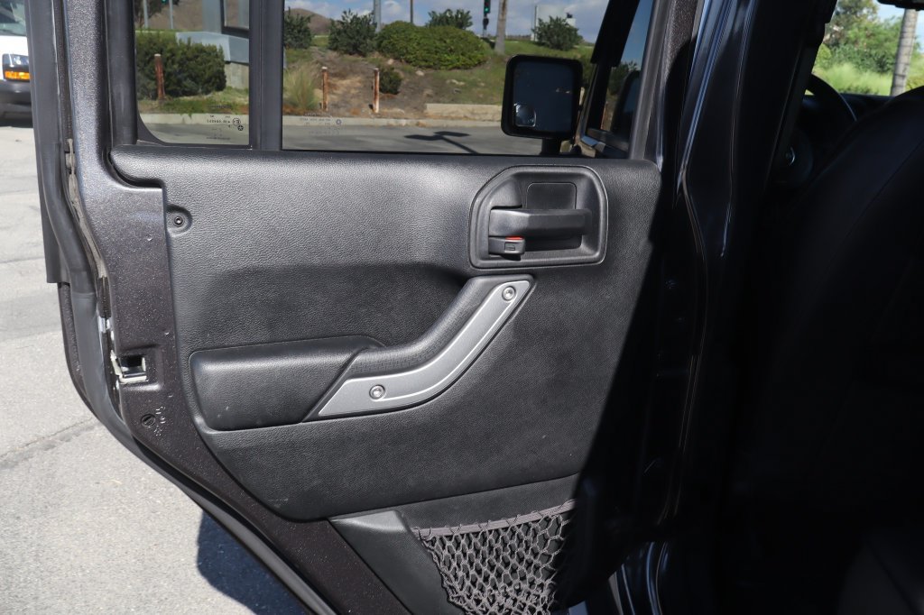 Used 2018 Jeep Wrangler Unlimited Rubicon w/ Connectivity Group AWD/4WD image 34