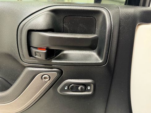 Used 2018 Jeep Wrangler Sport AWD/4WD image 13