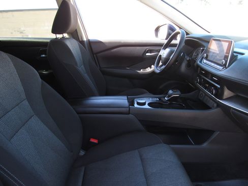 Used 2025 Nissan Rogue SV image 5