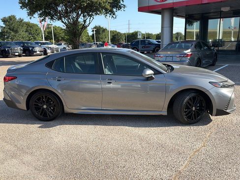 Used 2025 Toyota Camry SE AWD/4WD image 2