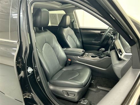 Used 2023 Toyota Highlander Limited image 24