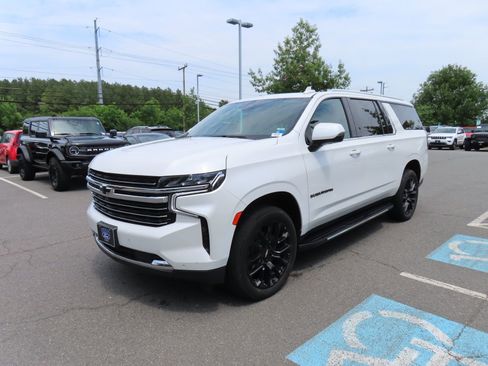 Used 2023 Chevrolet Suburban LT w/ Luxury Package AWD/4WD image 3