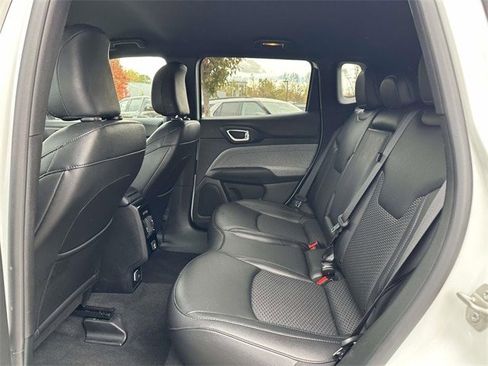 Used 2024 Jeep Compass Latitude image 21