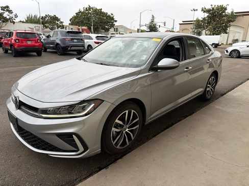 Used 2025 Volkswagen Jetta SE FWD image 4