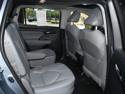 Used 2021 Toyota Highlander XLE AWD/4WD image 19