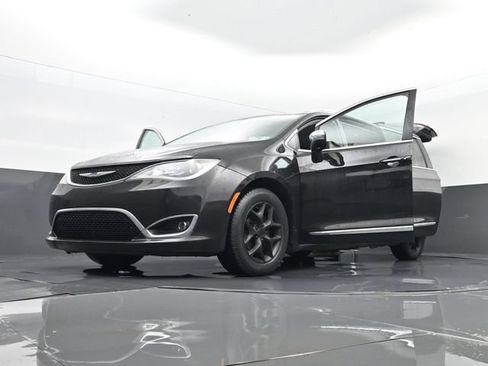 Used 2018 Chrysler Pacifica Limited FWD image 39
