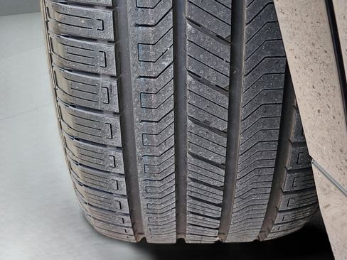 New 2026 Land Rover Defender 130 X-Dynamic SE image 11