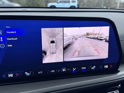 Used 2024 Chevrolet Traverse LT image 11