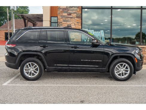 Used 2023 Jeep Grand Cherokee Laredo AWD/4WD image 2