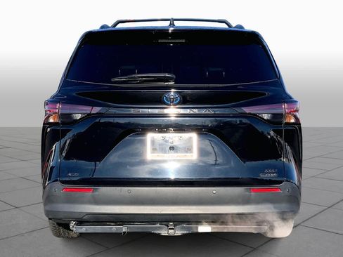 Used 2023 Toyota Sienna XLE Woodland Edition image 5
