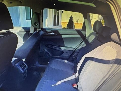 Certified 2025 Volkswagen Taos SE image 5