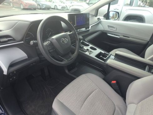 Used 2025 Toyota Sienna LE image 12