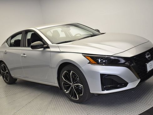 Used 2025 Nissan Altima 2.5 SR FWD image 3