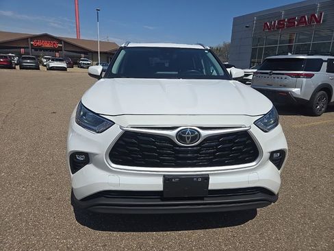 Used 2023 Toyota Highlander XLE image 2