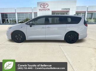 Used 2024 Chrysler Pacifica Select video 2