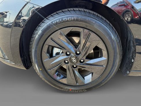 Used 2022 Hyundai Elantra SEL w/ Preferred Accessory Package FWD image 9