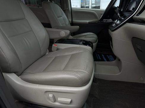 Used 2017 Toyota Sienna XLE image 29