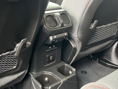 Used 2025 Jeep Wrangler Unlimited Rubicon AWD/4WD image 25