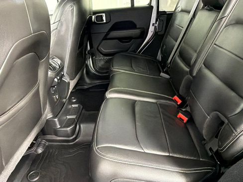 Used 2018 Jeep Wrangler Unlimited Sahara w/ Cold Weather Group AWD/4WD image 17